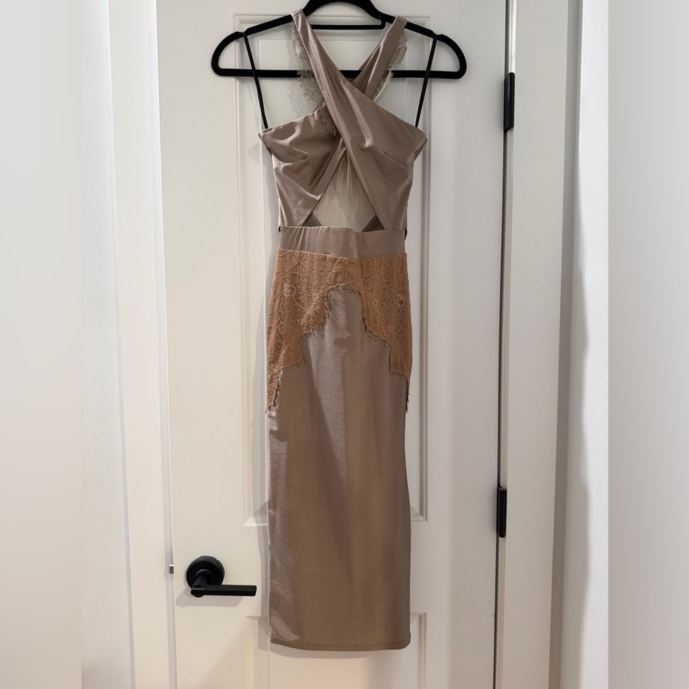 x REVOLVE Philip Midi in Taupe
Michael Costello